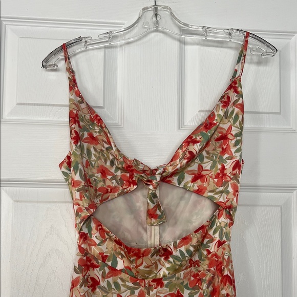 Elegant Cut out  Floral Dress - Picture 2 of 5